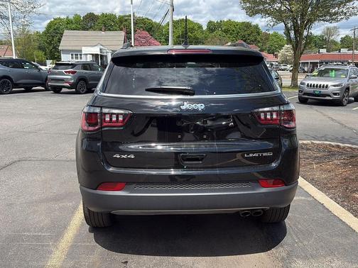 Diamond Black Crystal Pearlcoat 2022 Jeep Compass Limited