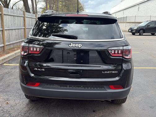 Diamond Black Crystal Pearlcoat 2022 Jeep Compass Limited