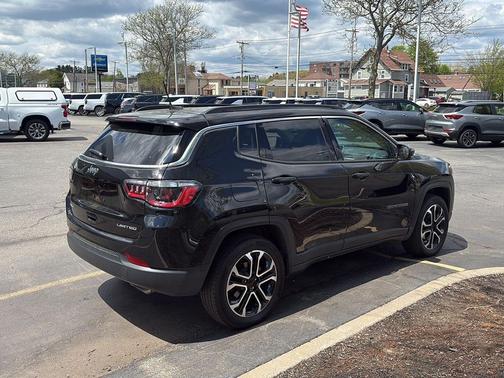 Diamond Black Crystal Pearlcoat 2022 Jeep Compass Limited