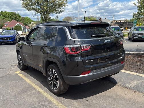Diamond Black Crystal Pearlcoat 2022 Jeep Compass Limited