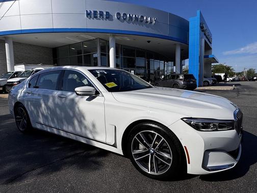 Alpine White 2022 BMW 750 i xDrive