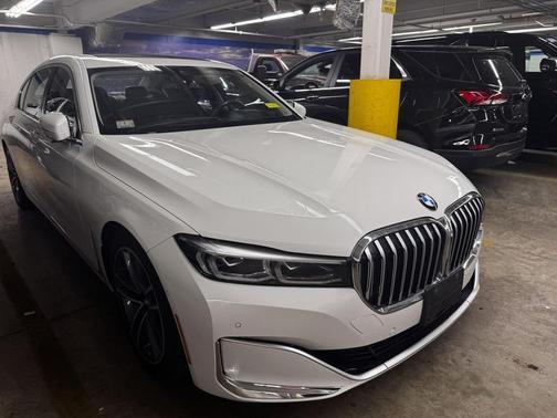 Alpine White 2022 BMW 750 i xDrive