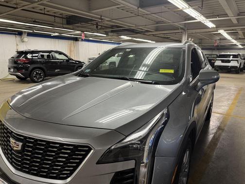 Argent Silver Metallic 2023 Cadillac XT4 Premium Luxury