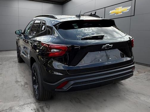 Mosaic Black Metallic 2026 Chevrolet Trax LT