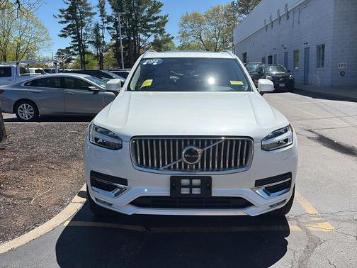 Crystal White Metallic 2025 Volvo XC90 B5 Core