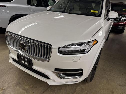 Crystal White Metallic 2025 Volvo XC90 B5 Core