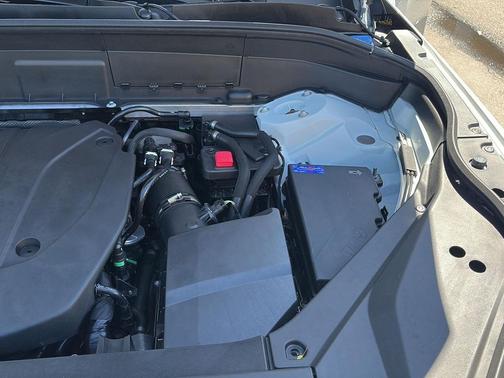 Crystal White Metallic 2025 Volvo XC90 B5 Core