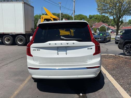 Crystal White Metallic 2025 Volvo XC90 B5 Core