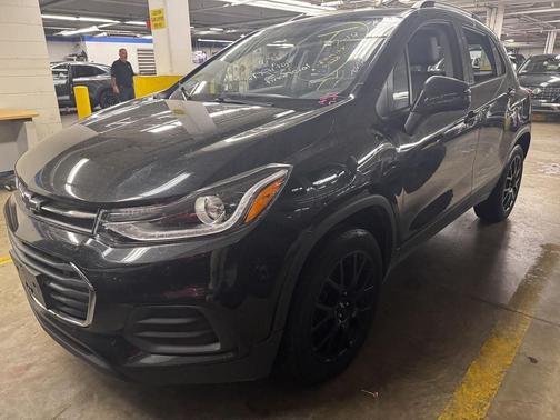 Mosaic Black Metallic 2022 Chevrolet Trax LT