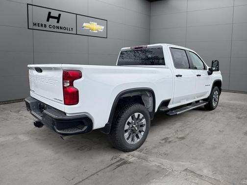 Summit White 2026 Chevrolet Silverado 2500 Custom