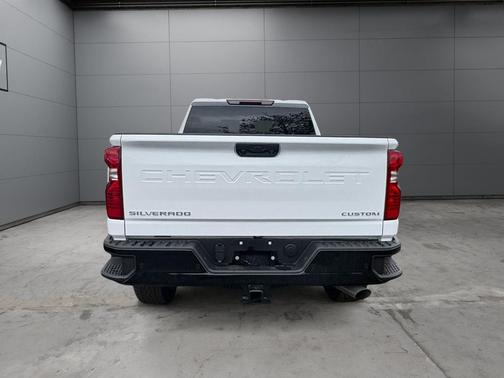 Summit White 2026 Chevrolet Silverado 2500 Custom