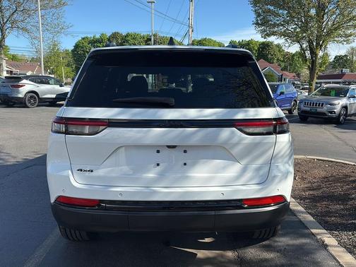 Bright White Clearcoat 2023 Jeep Grand Cherokee Altitude