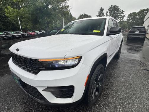 Bright White Clearcoat 2023 Jeep Grand Cherokee Altitude