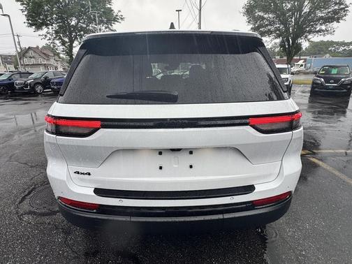 Bright White Clearcoat 2023 Jeep Grand Cherokee Altitude