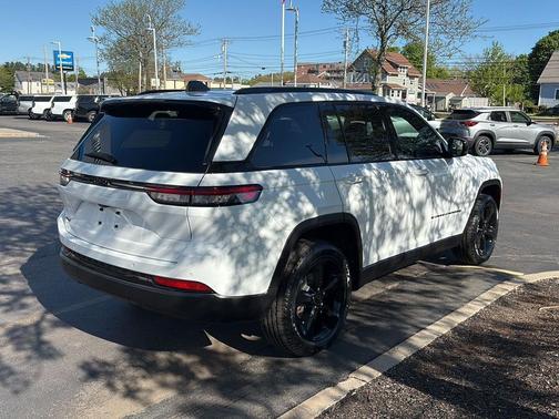 Bright White Clearcoat 2023 Jeep Grand Cherokee Altitude