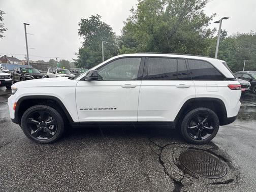 Bright White Clearcoat 2023 Jeep Grand Cherokee Altitude