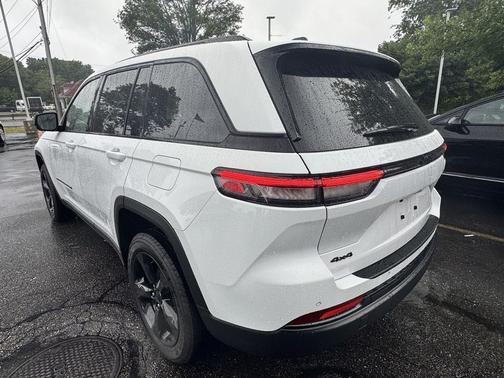 Bright White Clearcoat 2023 Jeep Grand Cherokee Altitude