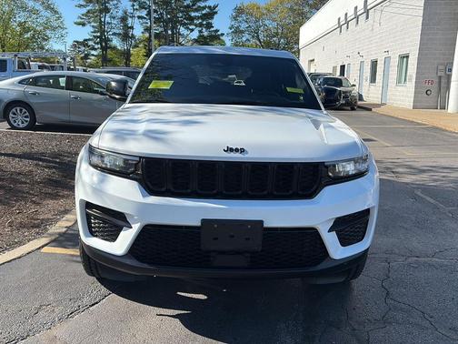 Bright White Clearcoat 2023 Jeep Grand Cherokee Altitude