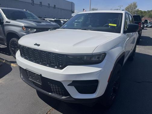 Bright White Clearcoat 2023 Jeep Grand Cherokee Altitude