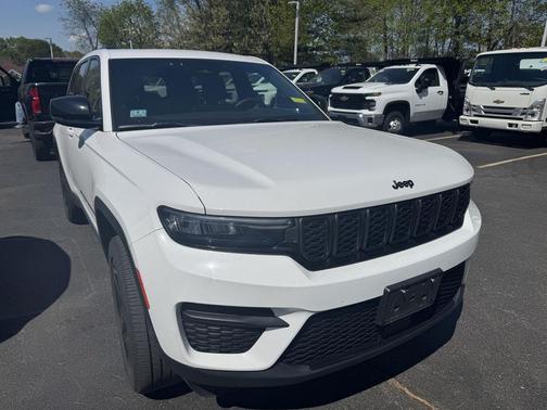 Bright White Clearcoat 2023 Jeep Grand Cherokee Altitude