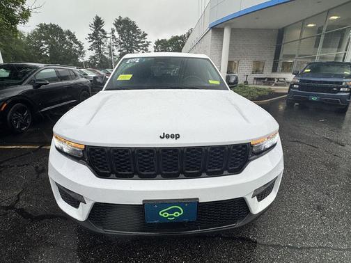 Bright White Clearcoat 2023 Jeep Grand Cherokee Altitude