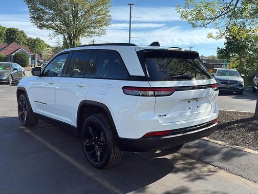 Bright White Clearcoat 2023 Jeep Grand Cherokee Altitude