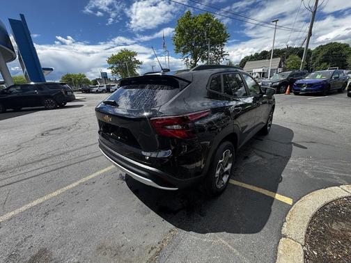 Mosaic Black Metallic 2026 Chevrolet Trax LT