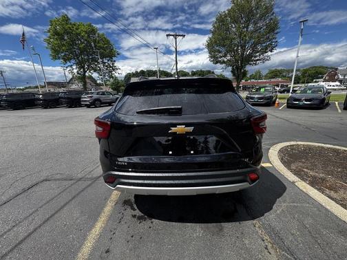 Mosaic Black Metallic 2026 Chevrolet Trax LT