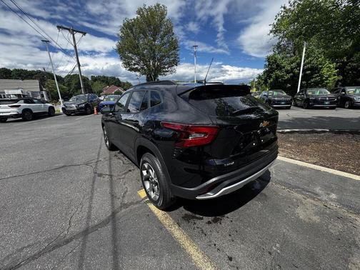 Mosaic Black Metallic 2026 Chevrolet Trax LT