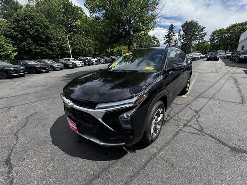 Mosaic Black Metallic 2026 Chevrolet Trax LT