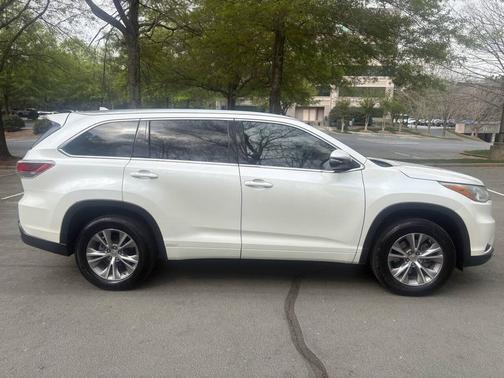 White 2015 Toyota Highlander XLE