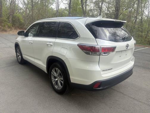 White 2015 Toyota Highlander XLE