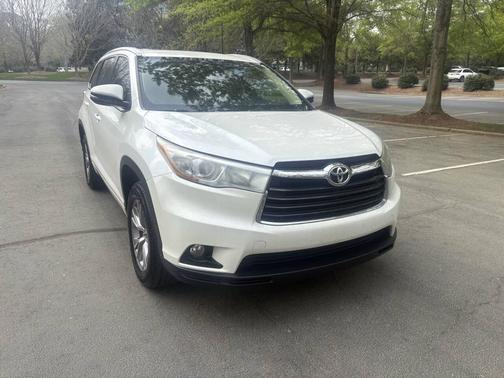 White 2015 Toyota Highlander XLE