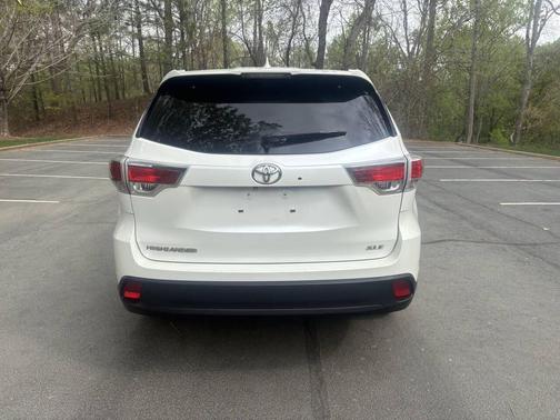 White 2015 Toyota Highlander XLE