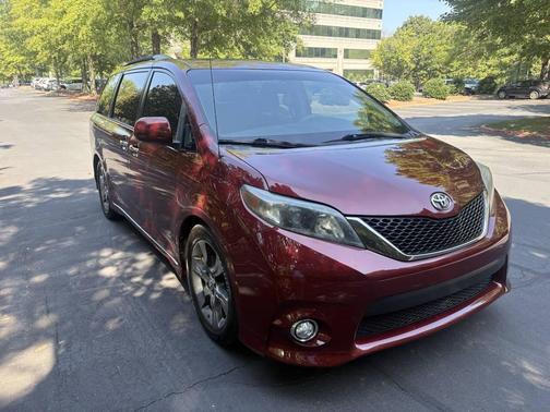 Maroon 2014 Toyota Sienna SE