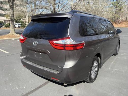2018 Toyota Sienna XLE