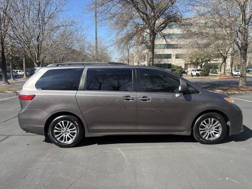 2018 Toyota Sienna XLE
