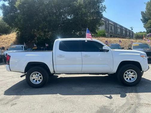 Super White 2018 Toyota Tacoma SR5