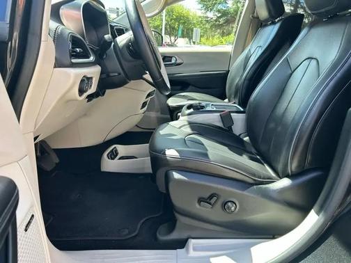 Brilliant Black Crystal Pearlcoat 2018 Chrysler Pacifica Hybrid Limited