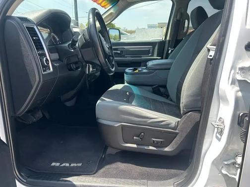 Bright White Clearcoat 2018 RAM 1500 Big Horn