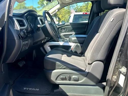 2017 Nissan Titan SV