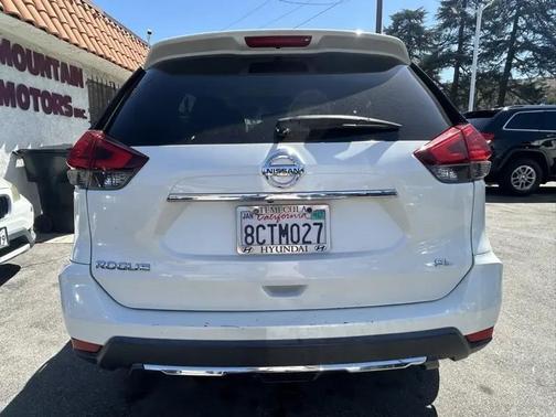 Pearl White 2017 Nissan Rogue SL