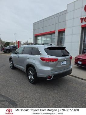 Celestial Silver Metallic 2017 Toyota Highlander Limited Platinum