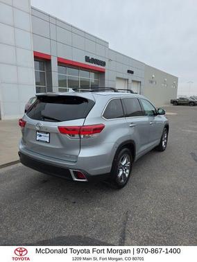 Celestial Silver Metallic 2017 Toyota Highlander Limited Platinum