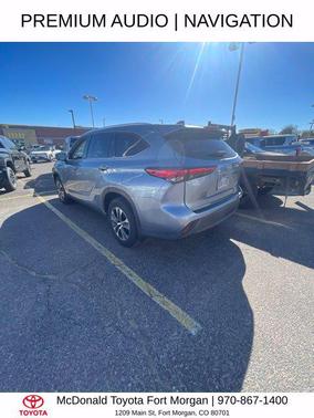 Moon Dust 2021 Toyota Highlander XLE