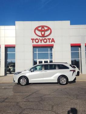 2023 Toyota Sienna XLE 8 Passenger