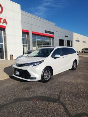 2023 Toyota Sienna XLE 8 Passenger