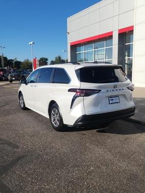 2023 Toyota Sienna XLE 8 Passenger