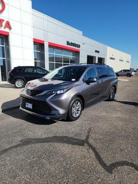 2022 Toyota Sienna XLE 8 Passenger