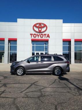 2022 Toyota Sienna XLE 8 Passenger